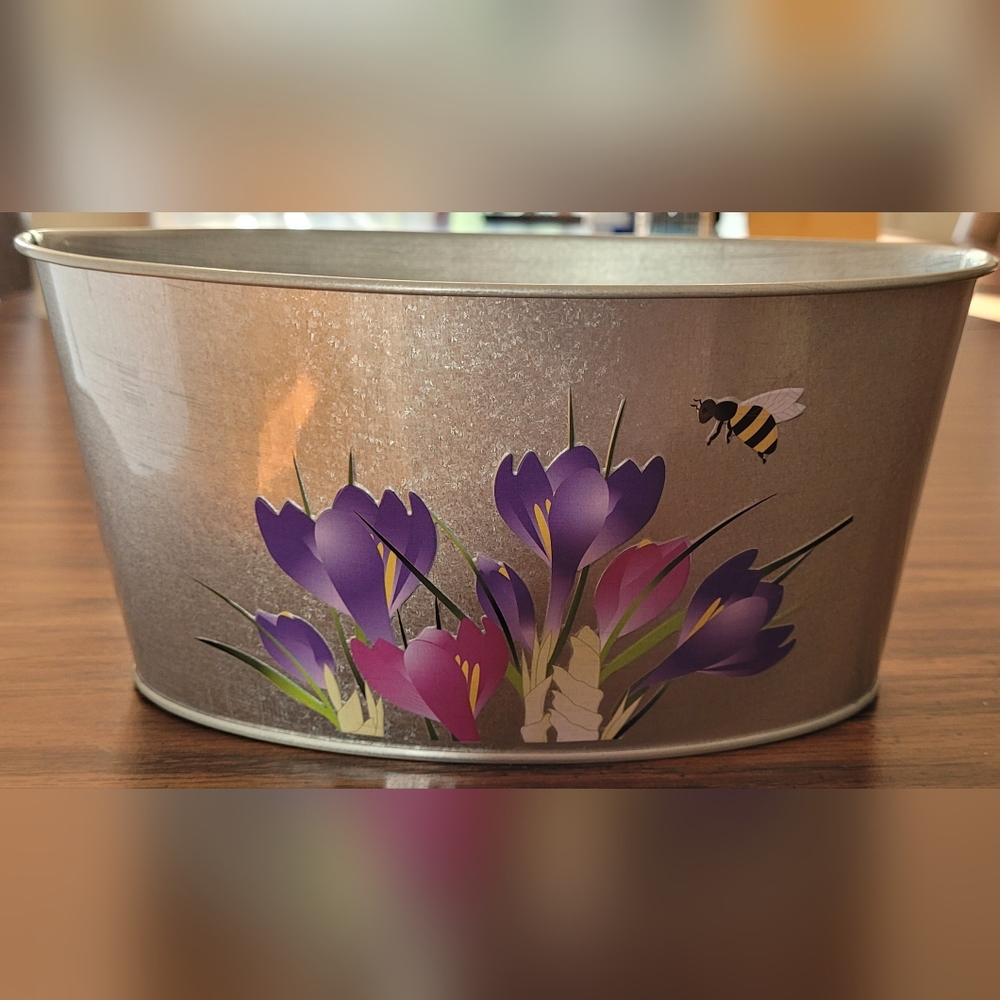 Decorative metal planter